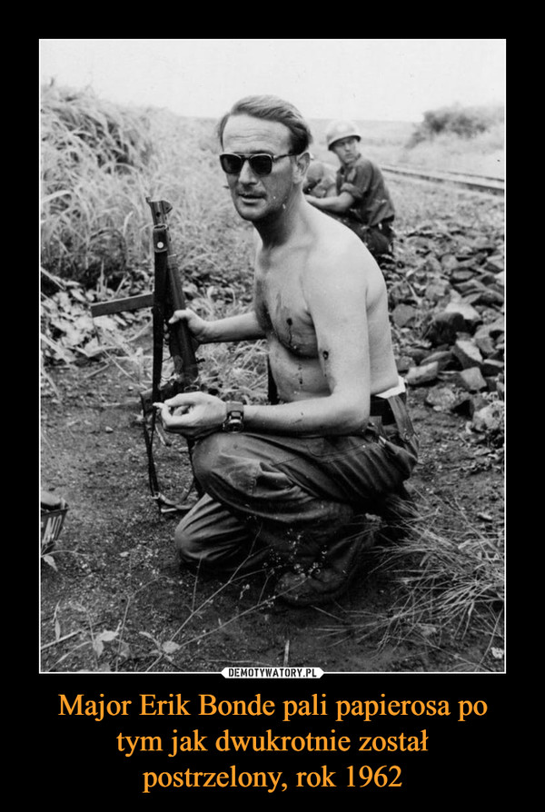 Major Erik Bonde pali papierosa po tym jak dwukrotnie został postrzelony, rok 1962 –  