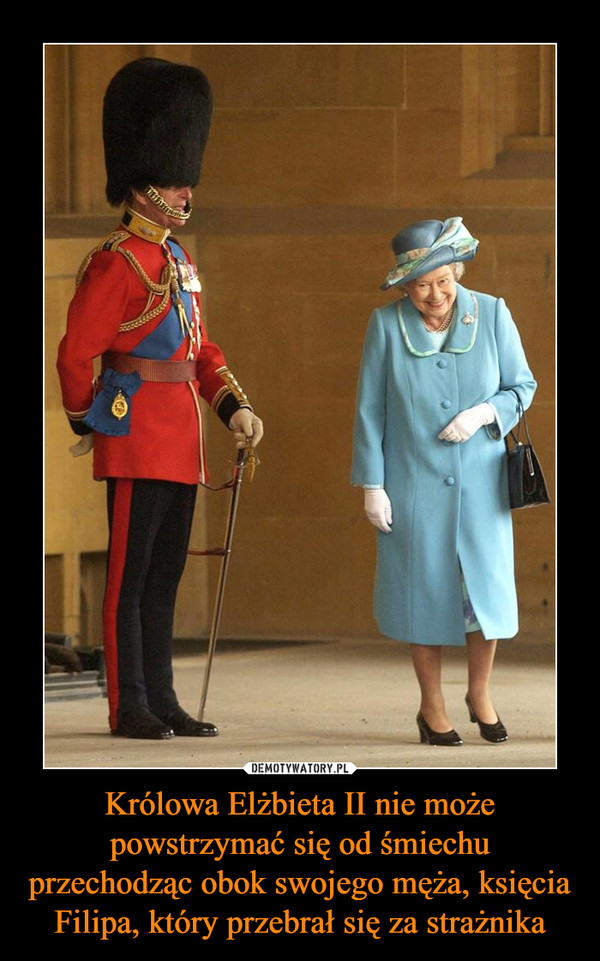 Królowa Elżbieta II nie może powstrzymać się od śmiechu przechodząc obok swojego męża, księcia Filipa, który przebrał się za strażnika –  