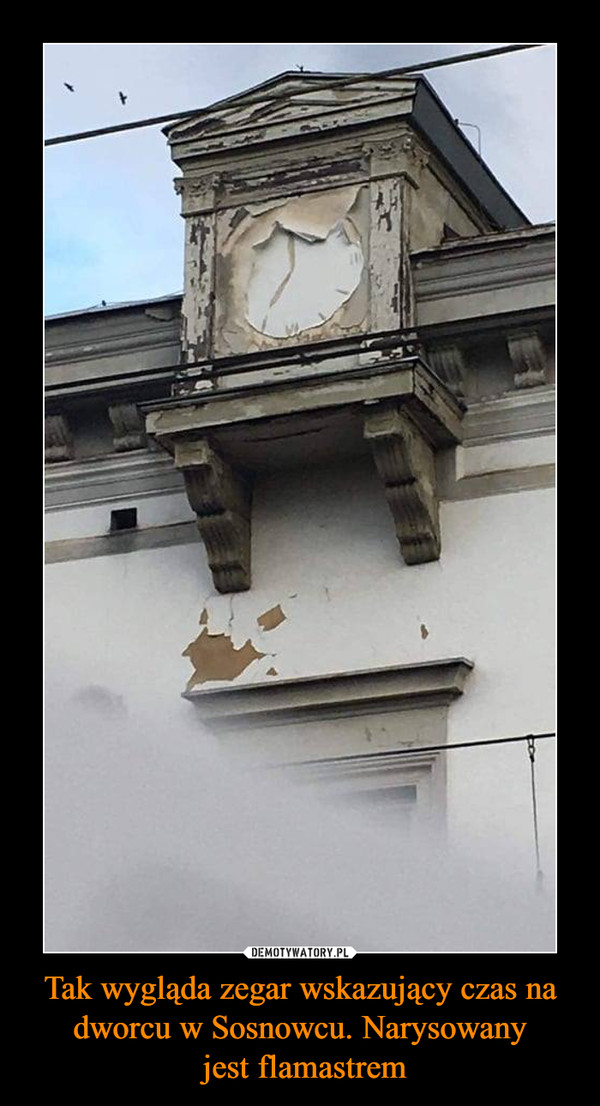 Tak wygląda zegar wskazujący czas na dworcu w Sosnowcu. Narysowany jest flamastrem –  