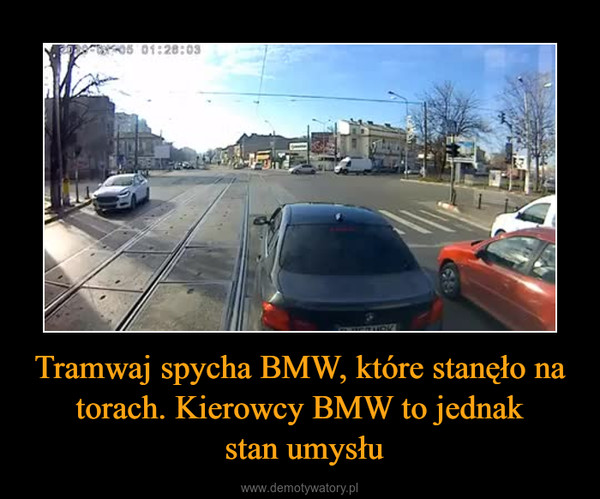 Tramwaj spycha BMW, które stanęło na torach. Kierowcy BMW to jednak stan umysłu –  