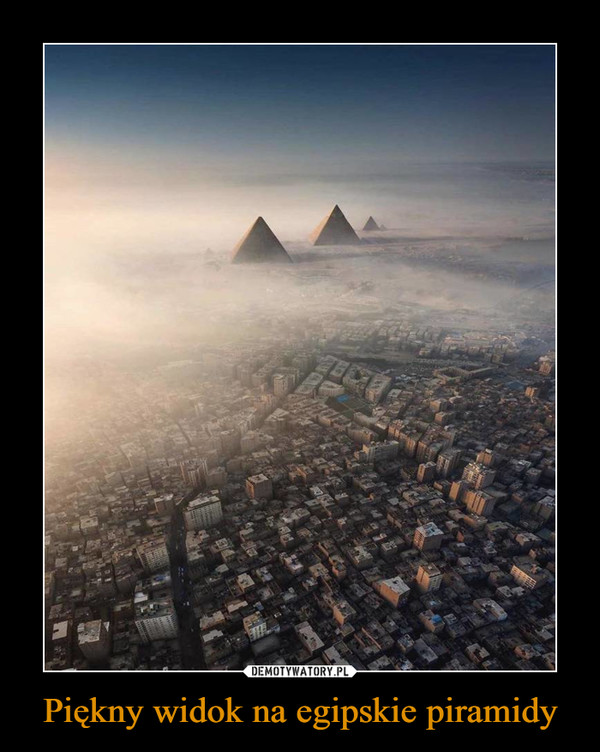 Piękny widok na egipskie piramidy –  