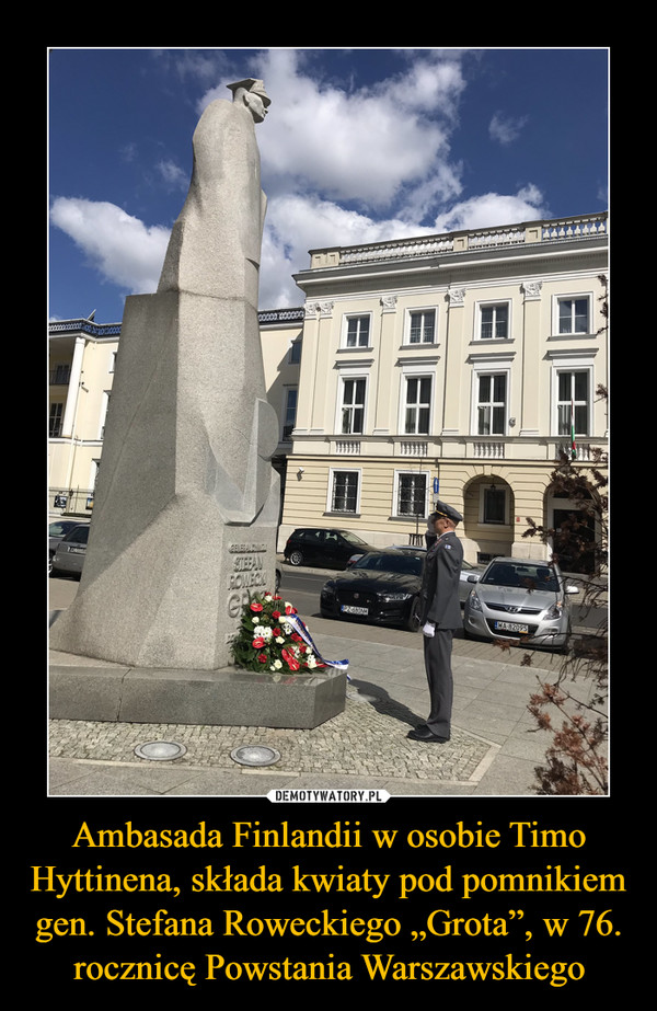 Ambasada Finlandii w osobie Timo Hyttinena, składa kwiaty pod pomnikiem gen. Stefana Roweckiego „Grota”, w 76. rocznicę Powstania Warszawskiego