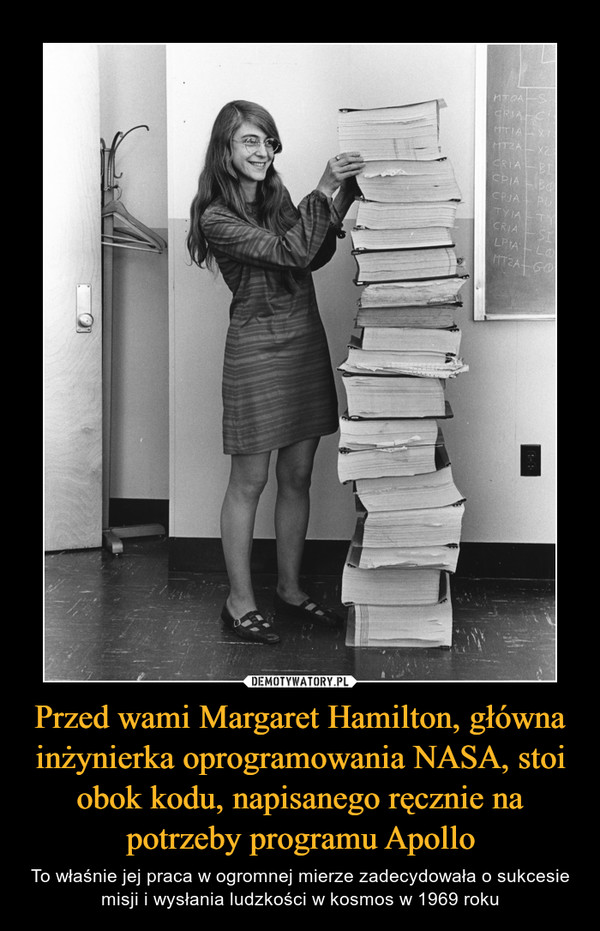 Przed wami Margaret Hamilton, główna inżynierka oprogramowania NASA, stoi obok kodu, napisanego ręcznie na potrzeby programu Apollo – To właśnie jej praca w ogromnej mierze zadecydowała o sukcesie misji i wysłania ludzkości w kosmos w 1969 roku 