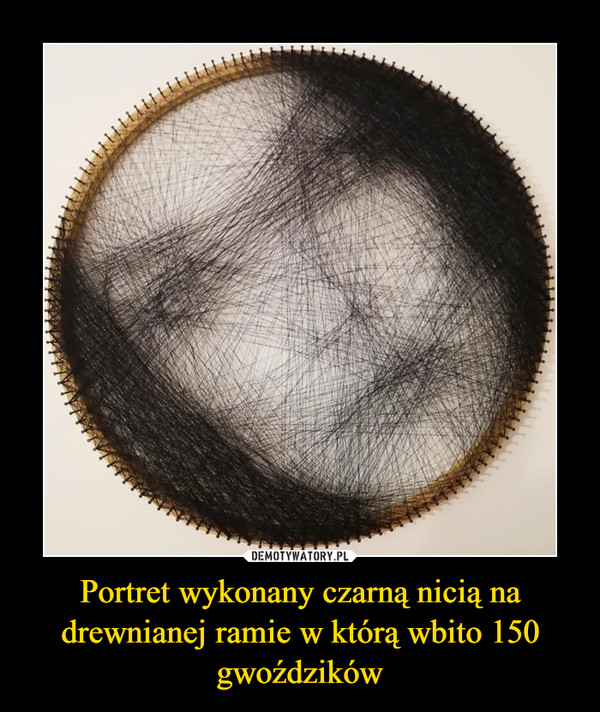 Portret wykonany czarną nicią na drewnianej ramie w którą wbito 150 gwoździków –  