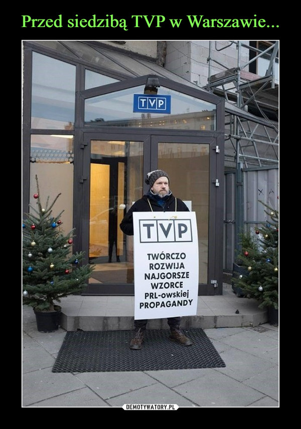 Przed siedzibą TVP w Warszawie...