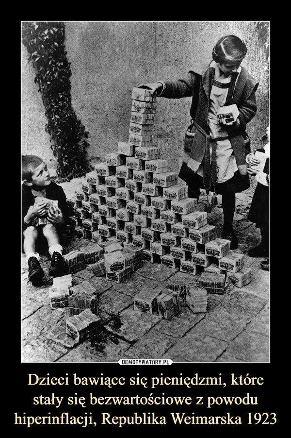 Dzieci bawiące się pieniędzmi, które stały się bezwartościowe z powodu hiperinflacji, Republika Weimarska 1923