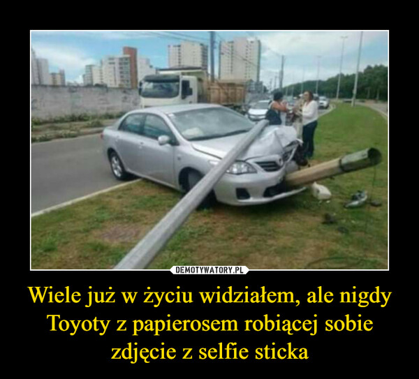 Wiele już w życiu widziałem, ale nigdy Toyoty z papierosem robiącej sobie zdjęcie z selfie sticka –  