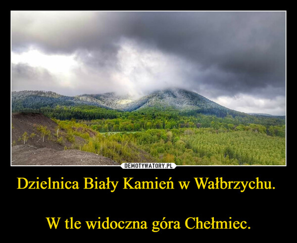 Dzielnica Biały Kamień w Wałbrzychu. W tle widoczna góra Chełmiec. –  