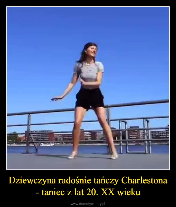 Dziewczyna radośnie tańczy Charlestona- taniec z lat 20. XX wieku –  