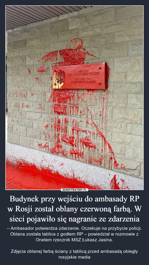 Budynek przy wejściu do ambasady RP w Rosji został oblany czerwoną farbą. W sieci pojawiło się nagranie ze zdarzenia