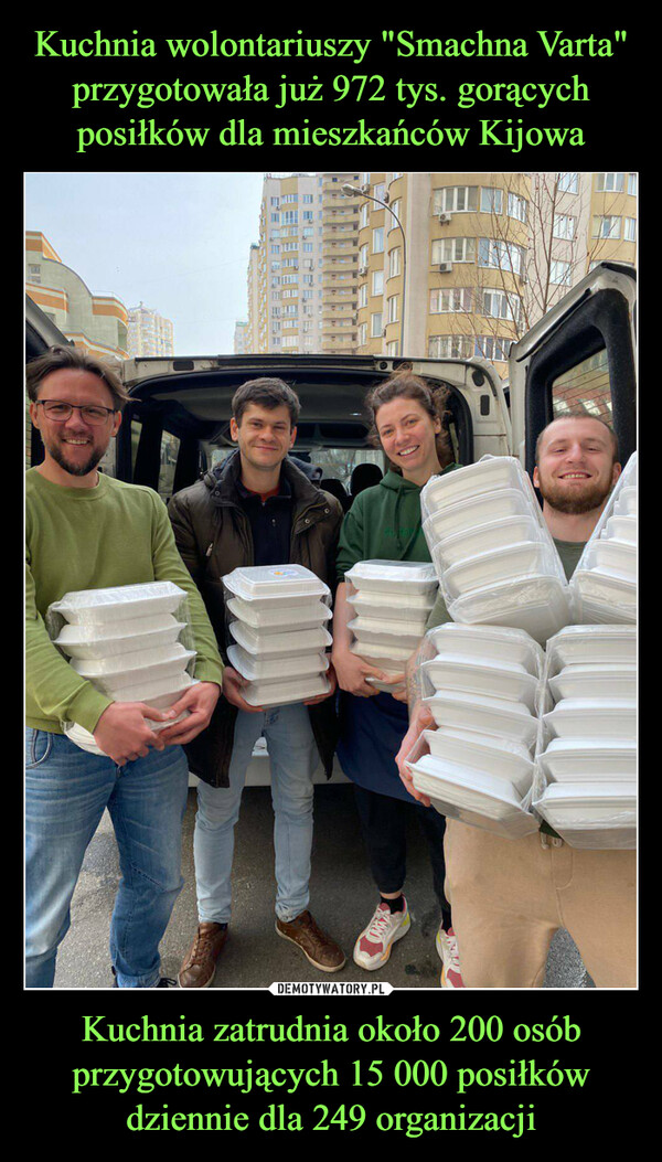 Kuchnia wolontariuszy "Smachna Varta" przygotowała już 972 tys. gorących posiłków dla mieszkańców Kijowa Kuchnia zatrudnia około 200 osób przygotowujących 15 000 posiłków dziennie dla 249 organizacji