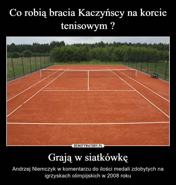 Co robią bracia Kaczyńscy na korcie tenisowym ? Grają w siatkówkę