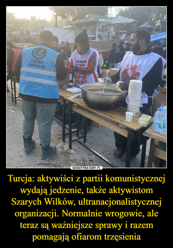 Turcja: aktywiści z partii komunistycznej wydają jedzenie, także aktywistom Szarych Wilków, ultranacjonalistycznej organizacji. Normalnie wrogowie, ale teraz są ważniejsze sprawy i razem pomagają ofiarom trzęsienia –  