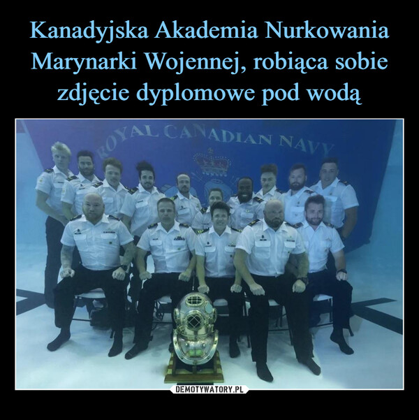 Kanadyjska Akademia Nurkowania Marynarki Wojennej, robiąca sobie zdjęcie dyplomowe pod wodą